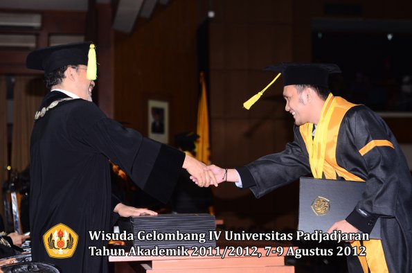 wisuda-unpad-gel-iv-2011_2012-fikom-oleh-dekan-030