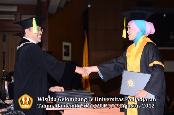 wisuda-unpad-gel-iv-2011_2012-fikom-oleh-dekan-031