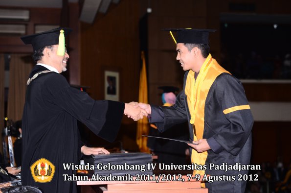 wisuda-unpad-gel-iv-2011_2012-fikom-oleh-dekan-032