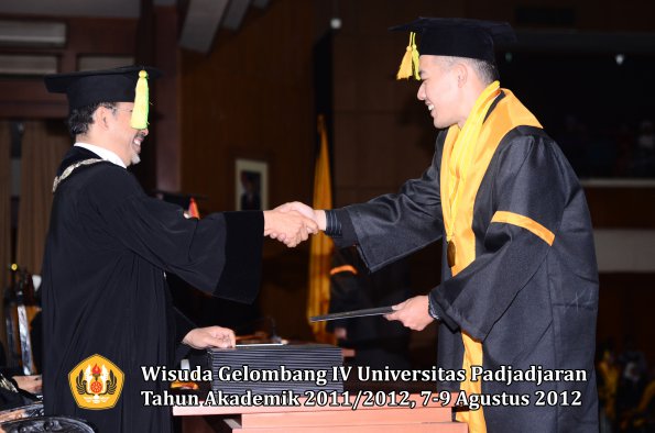 wisuda-unpad-gel-iv-2011_2012-fikom-oleh-dekan-033