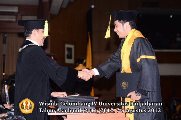 wisuda-unpad-gel-iv-2011_2012-fikom-oleh-dekan-034