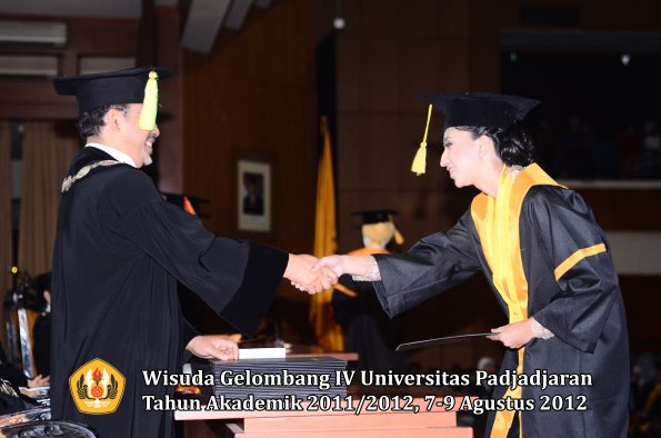 wisuda-unpad-gel-iv-2011_2012-fikom-oleh-dekan-038