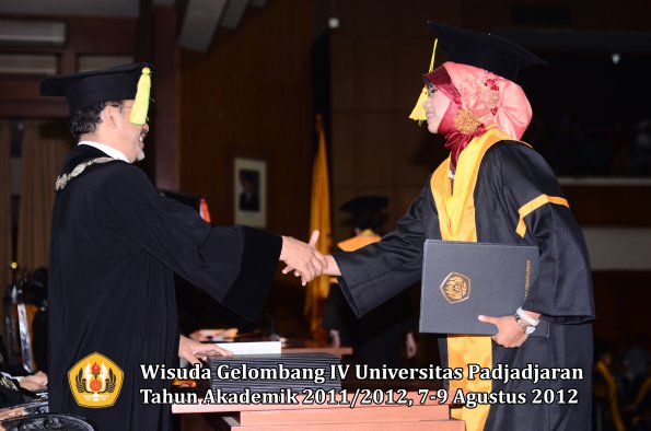 wisuda-unpad-gel-iv-2011_2012-fikom-oleh-dekan-039