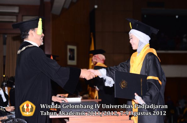 wisuda-unpad-gel-iv-2011_2012-fikom-oleh-dekan-040