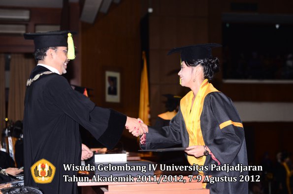 wisuda-unpad-gel-iv-2011_2012-fikom-oleh-dekan-042