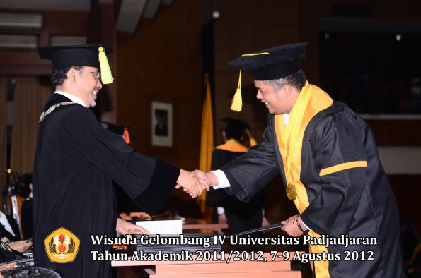 wisuda-unpad-gel-iv-2011_2012-fikom-oleh-dekan-044