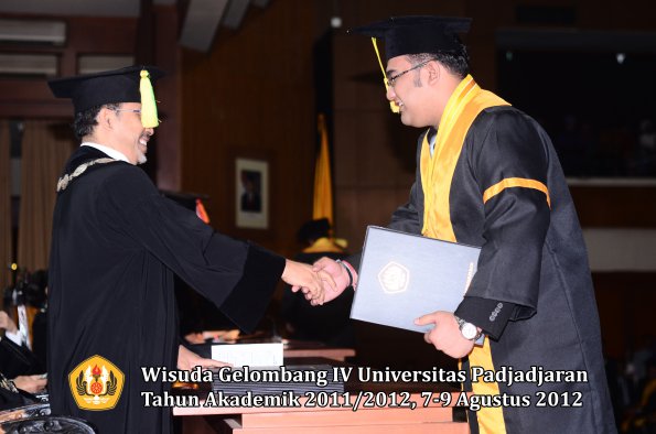 wisuda-unpad-gel-iv-2011_2012-fikom-oleh-dekan-045