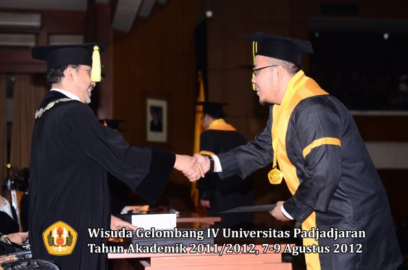 wisuda-unpad-gel-iv-2011_2012-fikom-oleh-dekan-046