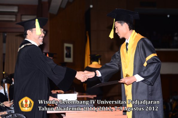 wisuda-unpad-gel-iv-2011_2012-fikom-oleh-dekan-047