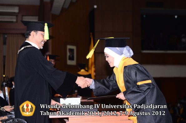 wisuda-unpad-gel-iv-2011_2012-fikom-oleh-dekan-048