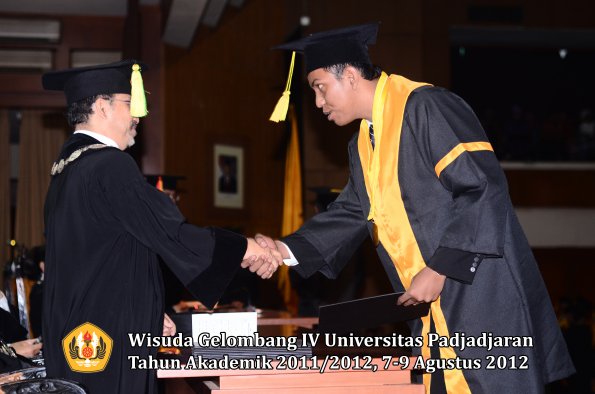 wisuda-unpad-gel-iv-2011_2012-fikom-oleh-dekan-050