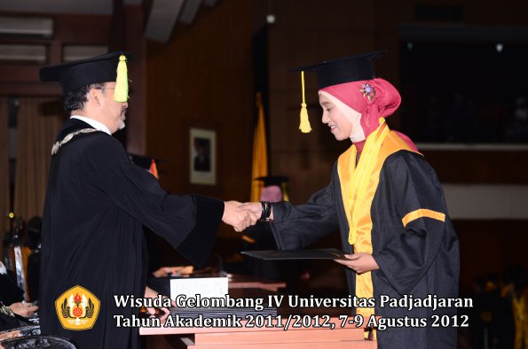 wisuda-unpad-gel-iv-2011_2012-fikom-oleh-dekan-052