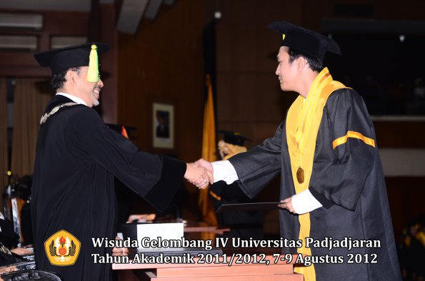 wisuda-unpad-gel-iv-2011_2012-fikom-oleh-dekan-054