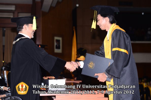 wisuda-unpad-gel-iv-2011_2012-fikom-oleh-dekan-056