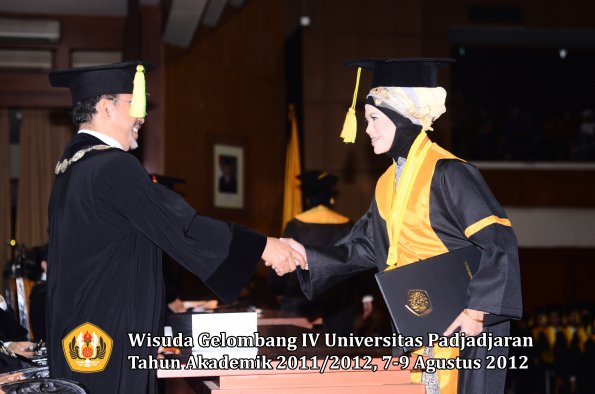 wisuda-unpad-gel-iv-2011_2012-fikom-oleh-dekan-057