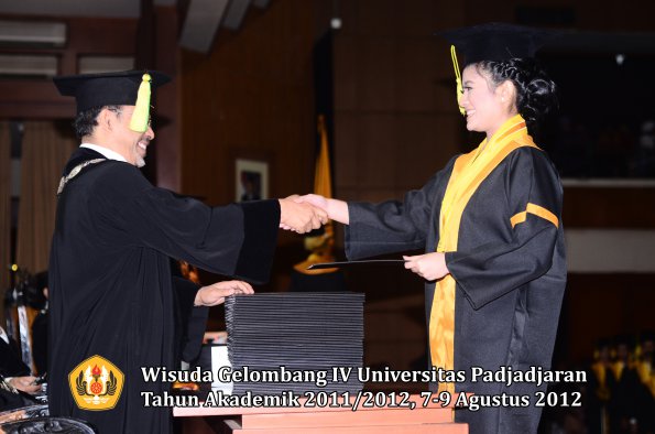 wisuda-unpad-gel-iv-2011_2012-fikom-oleh-dekan-058