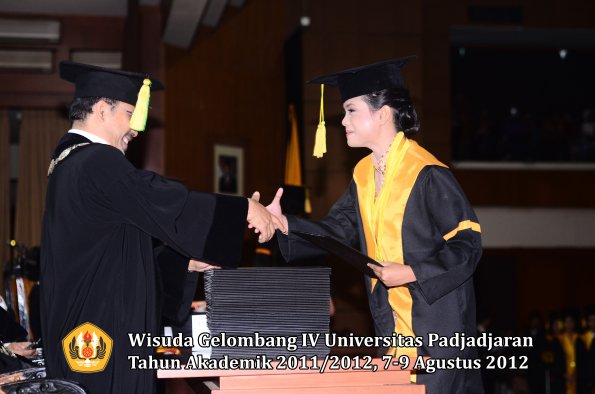 wisuda-unpad-gel-iv-2011_2012-fikom-oleh-dekan-059