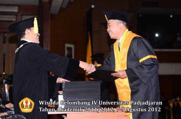 wisuda-unpad-gel-iv-2011_2012-fikom-oleh-dekan-060