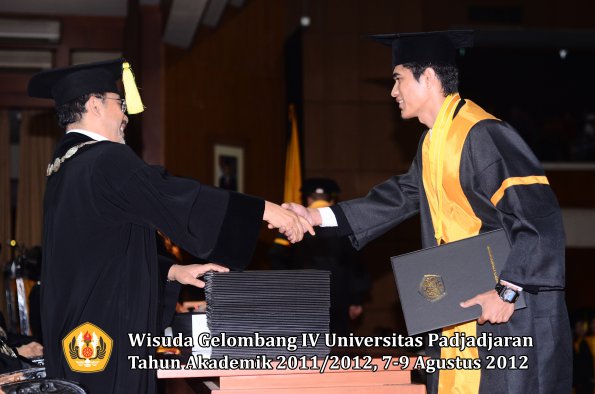 wisuda-unpad-gel-iv-2011_2012-fikom-oleh-dekan-061