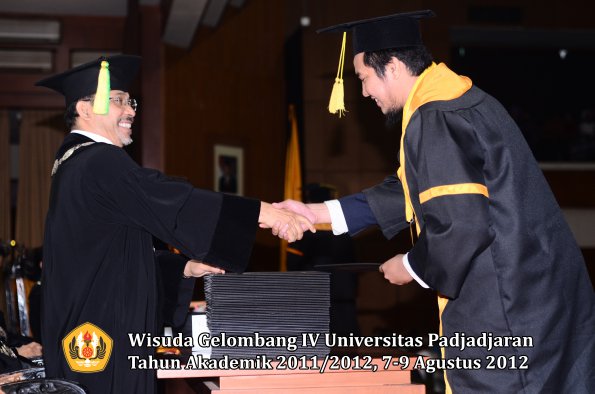 wisuda-unpad-gel-iv-2011_2012-fikom-oleh-dekan-062