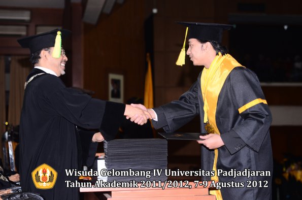 wisuda-unpad-gel-iv-2011_2012-fikom-oleh-dekan-063