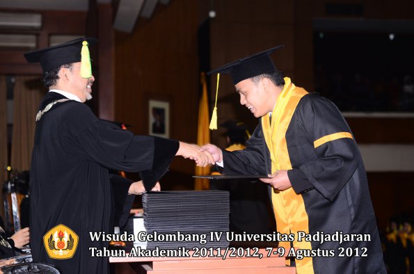 wisuda-unpad-gel-iv-2011_2012-fikom-oleh-dekan-064