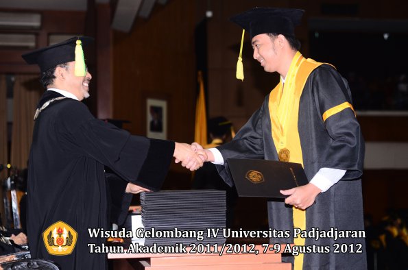 wisuda-unpad-gel-iv-2011_2012-fikom-oleh-dekan-066