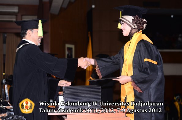 wisuda-unpad-gel-iv-2011_2012-fikom-oleh-dekan-068