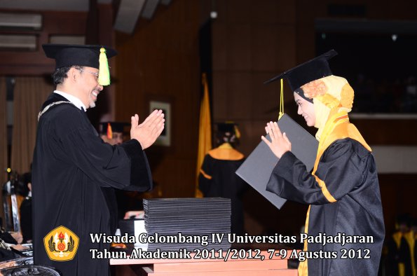 wisuda-unpad-gel-iv-2011_2012-fikom-oleh-dekan-069