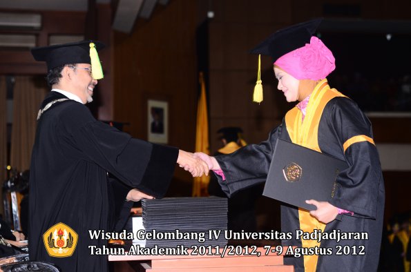 wisuda-unpad-gel-iv-2011_2012-fikom-oleh-dekan-071