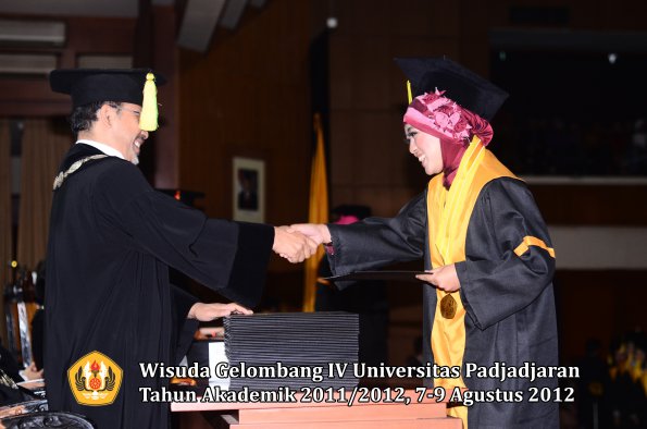 wisuda-unpad-gel-iv-2011_2012-fikom-oleh-dekan-072