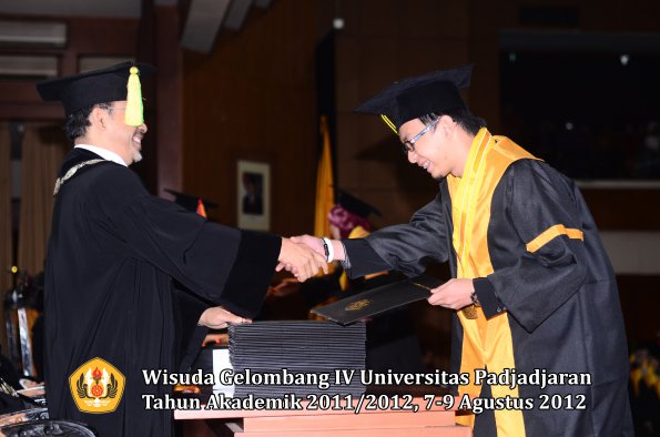 wisuda-unpad-gel-iv-2011_2012-fikom-oleh-dekan-073