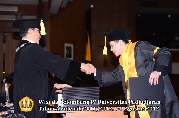 wisuda-unpad-gel-iv-2011_2012-fikom-oleh-dekan-074