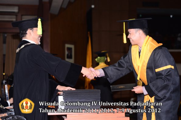 wisuda-unpad-gel-iv-2011_2012-fikom-oleh-dekan-076