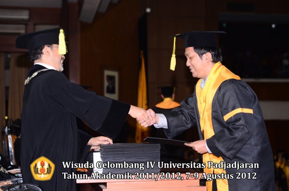 wisuda-unpad-gel-iv-2011_2012-fikom-oleh-dekan-077