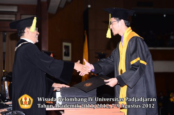 wisuda-unpad-gel-iv-2011_2012-fikom-oleh-dekan-078