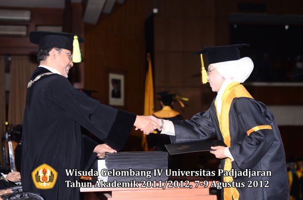 wisuda-unpad-gel-iv-2011_2012-fikom-oleh-dekan-079