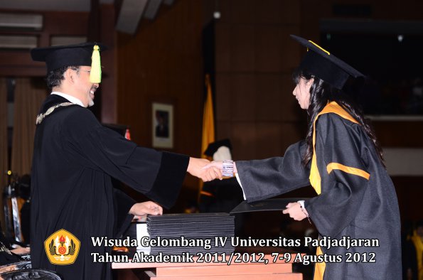 wisuda-unpad-gel-iv-2011_2012-fikom-oleh-dekan-080