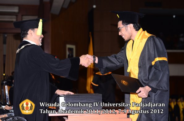 wisuda-unpad-gel-iv-2011_2012-fikom-oleh-dekan-083