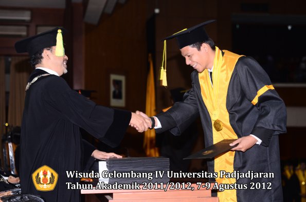 wisuda-unpad-gel-iv-2011_2012-fikom-oleh-dekan-084