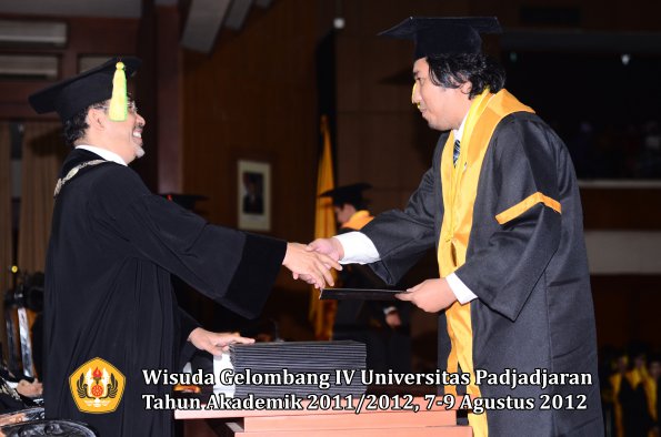 wisuda-unpad-gel-iv-2011_2012-fikom-oleh-dekan-085