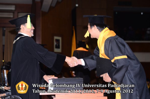 wisuda-unpad-gel-iv-2011_2012-fikom-oleh-dekan-086