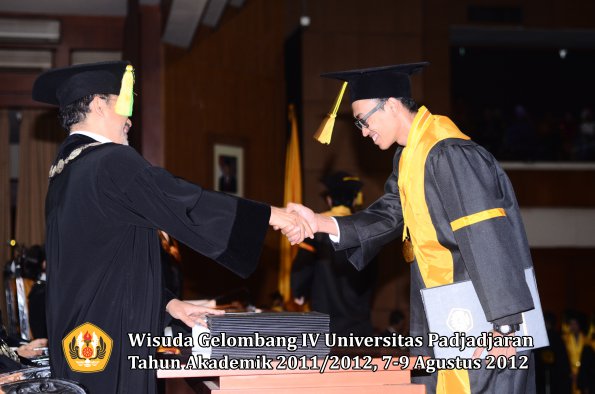 wisuda-unpad-gel-iv-2011_2012-fikom-oleh-dekan-088