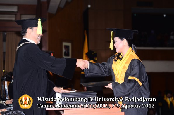 wisuda-unpad-gel-iv-2011_2012-fikom-oleh-dekan-089