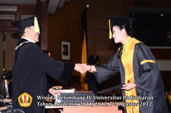 wisuda-unpad-gel-iv-2011_2012-fikom-oleh-dekan-094