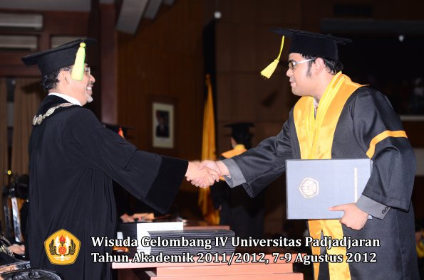 wisuda-unpad-gel-iv-2011_2012-fikom-oleh-dekan-095