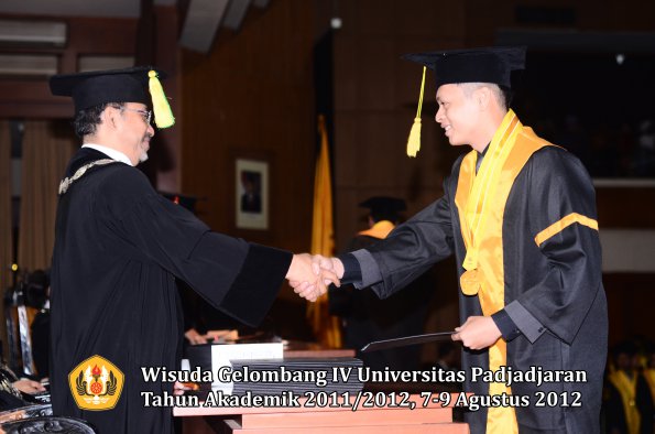 wisuda-unpad-gel-iv-2011_2012-fikom-oleh-dekan-096