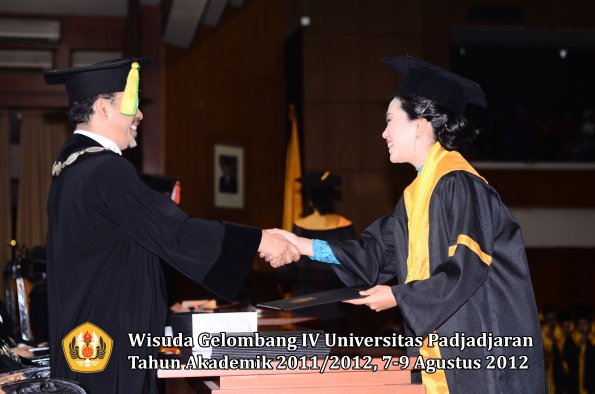 wisuda-unpad-gel-iv-2011_2012-fikom-oleh-dekan-100