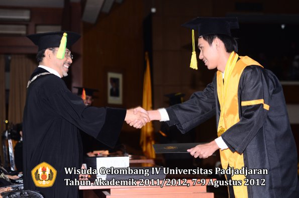 wisuda-unpad-gel-iv-2011_2012-fikom-oleh-dekan-101