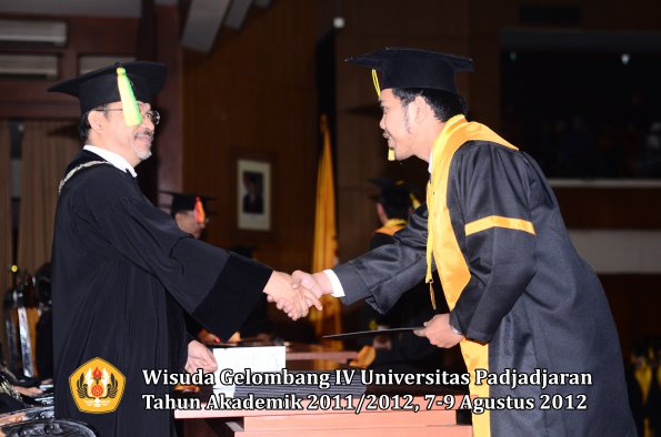 wisuda-unpad-gel-iv-2011_2012-fikom-oleh-dekan-102